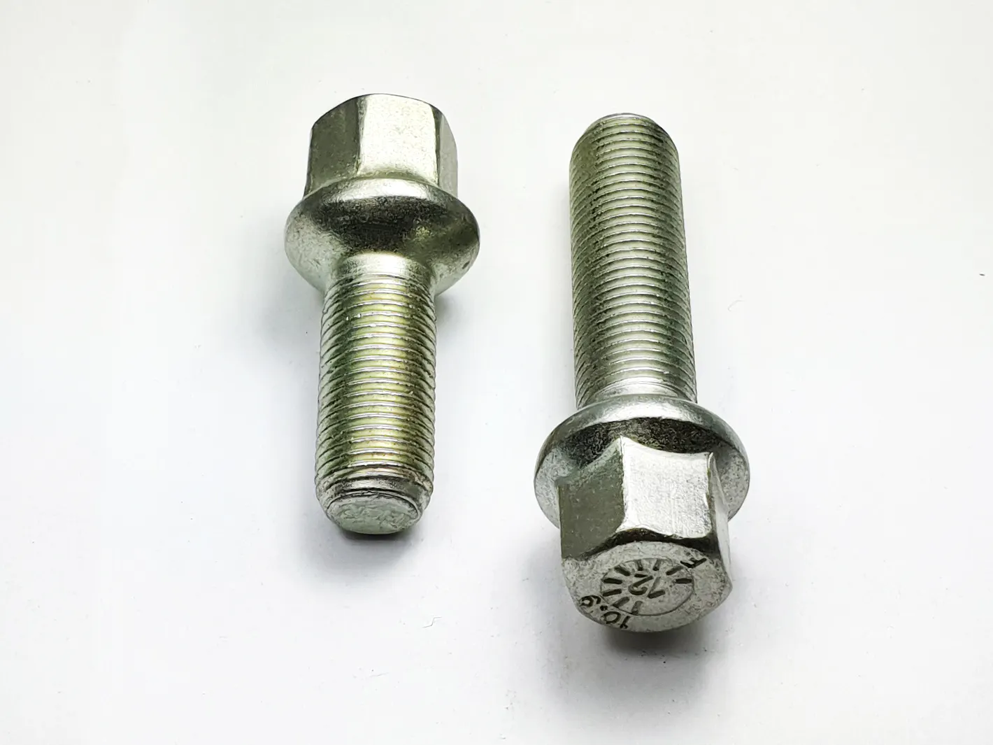 Radschraube mit Kugelbund, silber verzinkt