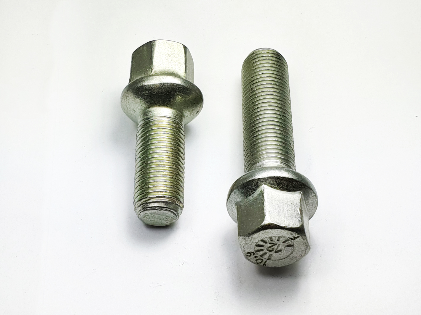 Radschrauben M14x1,5 60 SW17 Kugelbund R14 Silber